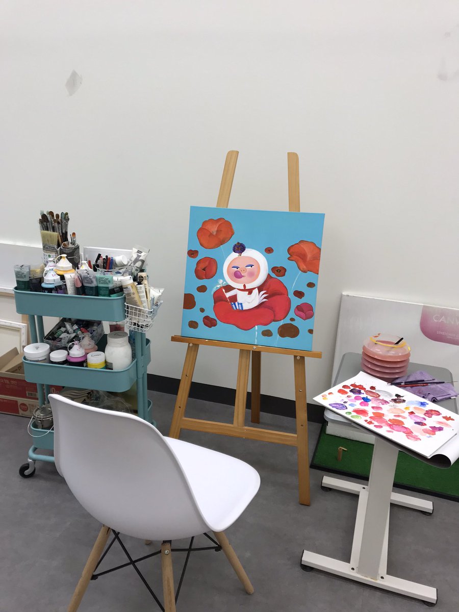 베이비핑을 모티브로 한 피지컬 아트!
캔버스에 아크릴로 새로운 시리즈 작업중..
양귀비꽃과 시크한 니콘!
사이즈 50/50
다음작품은 구상중..
<a href="/BabypingNFT/">Babyping Official</a> @gaia_yj 
#NFT #Babyping #physicalart #ejacca #PFP #이작가의일상 #작가스타그램 #작업실 #일러스트레이터 #캔버스그림 #아크릴화