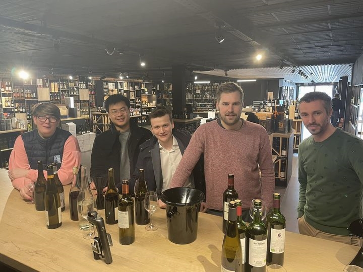 vinsbrunin's tweet photo. Il pouvait profiter de sa journée pour célébrer son titre de 1er Maitre d’hôtel de Belgique, mais non! Adrien Bodarwé est déjà en sélection ce matin avec ses collègues du restaurant du restaurant Yirmi - Jeremy Vandernoot (candidat top chef 2018). 

On appréciera l’humilité, la https://t.co/mOmcHIXCKD