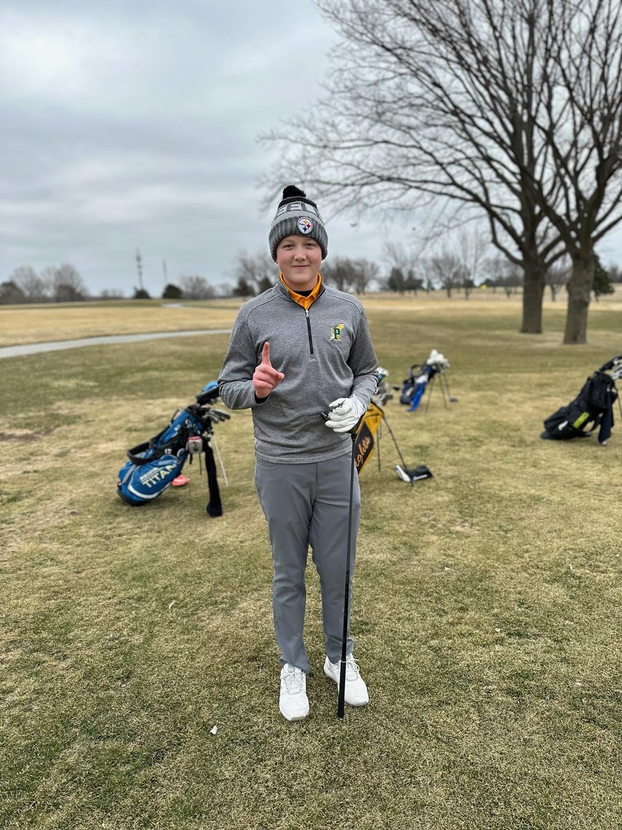 JV boys 🏌️‍♂️placed 4th in the LSE invite at Holmes Golf course shooting a 344.
Medalist for Pius X were Cole Randall-2nd Place (78) and Brett Daberkow-9th Place (83).

Daberkow had a hole-in-one on the 9th hole. Congrats Brett!⚡️
