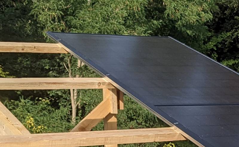 energiepass's tweet photo. Pilotprojekt: Wasserdichte Photovoltaikanlage auf Holzkonstruktion: Holz statt Aluminium - Dachmontage in Eigenleistung https://t.co/1OtECfgTny https://t.co/ocAmwx2KAv