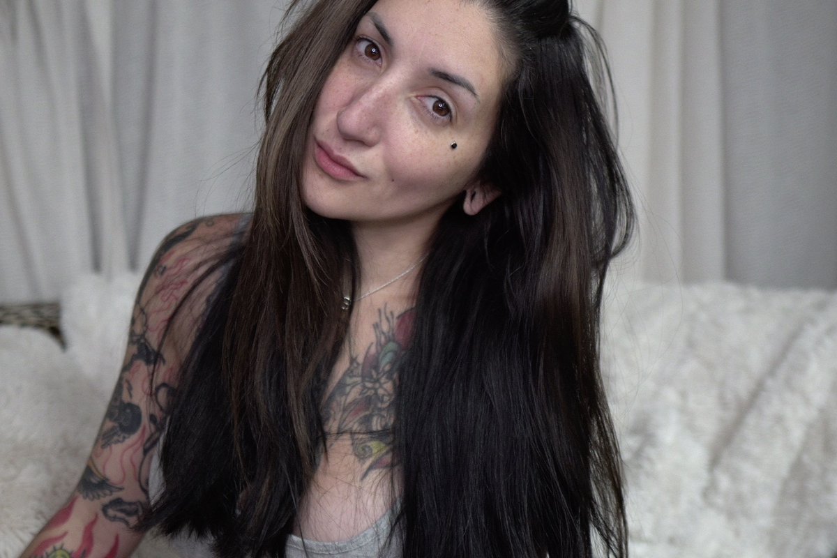 Good morning from my bare face &amp; bed head! I have a few antique orders to ship off this morning but as soon as I'm back I'll be available for Skype sessions. Also, I'll be doing a 2015-2019 era spicy Snapchat photo &amp; video dump on clublackheart.com today. 🖤