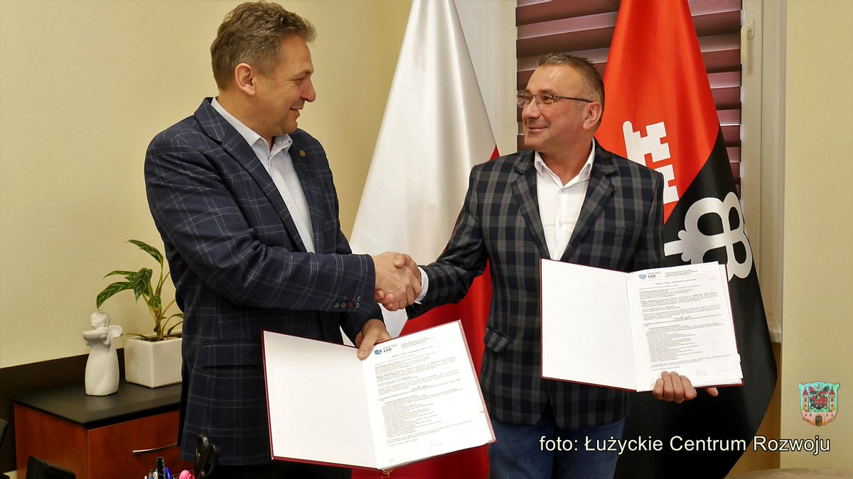 W Urzędzie Miasta Lubań została podpisana umowa ze świdnicką firmą Dabro-Bau na przebudowę kompleksu boisk przy ul. Ludowej.  
Inwestycja o wartości około 12,6 mln zł będzie realizowana przy dofinansowaniu (w kwocie ponad 10,5 mln zł) pochodzącym z Rządowego Funduszu Polski Ład.