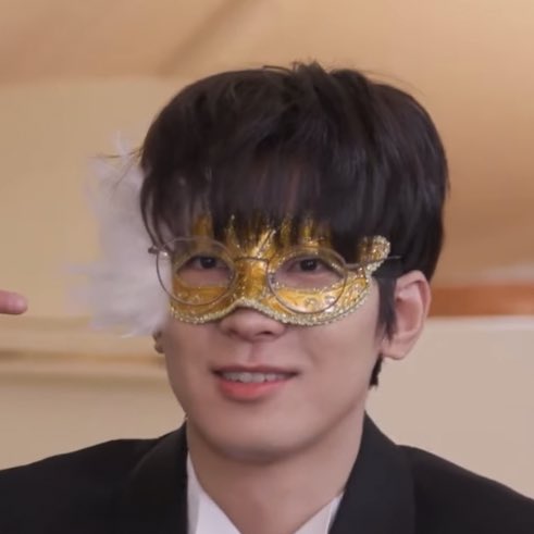 tinkswonu's tweet photo. wonwoo put his glasses on the mask because he couldnt see well 😭 https://t.co/iujYngQs2O