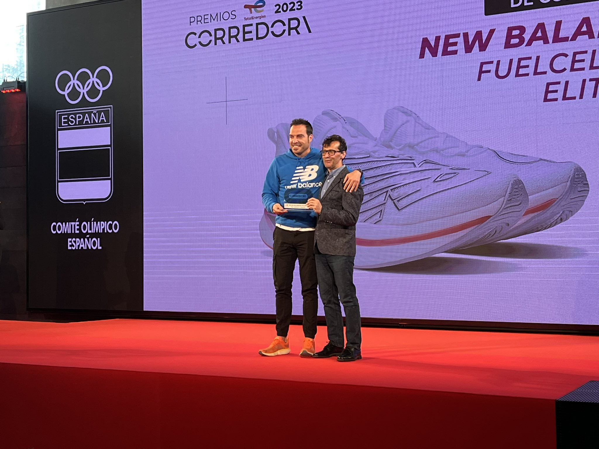 CORREDOR on X Cesar Fraile Delegado Comercial zona centro de New Balance y Javo Arribas Comercial y Grupos de Compra New Balance recogen el premio de manos de FranChicoSport Director General de