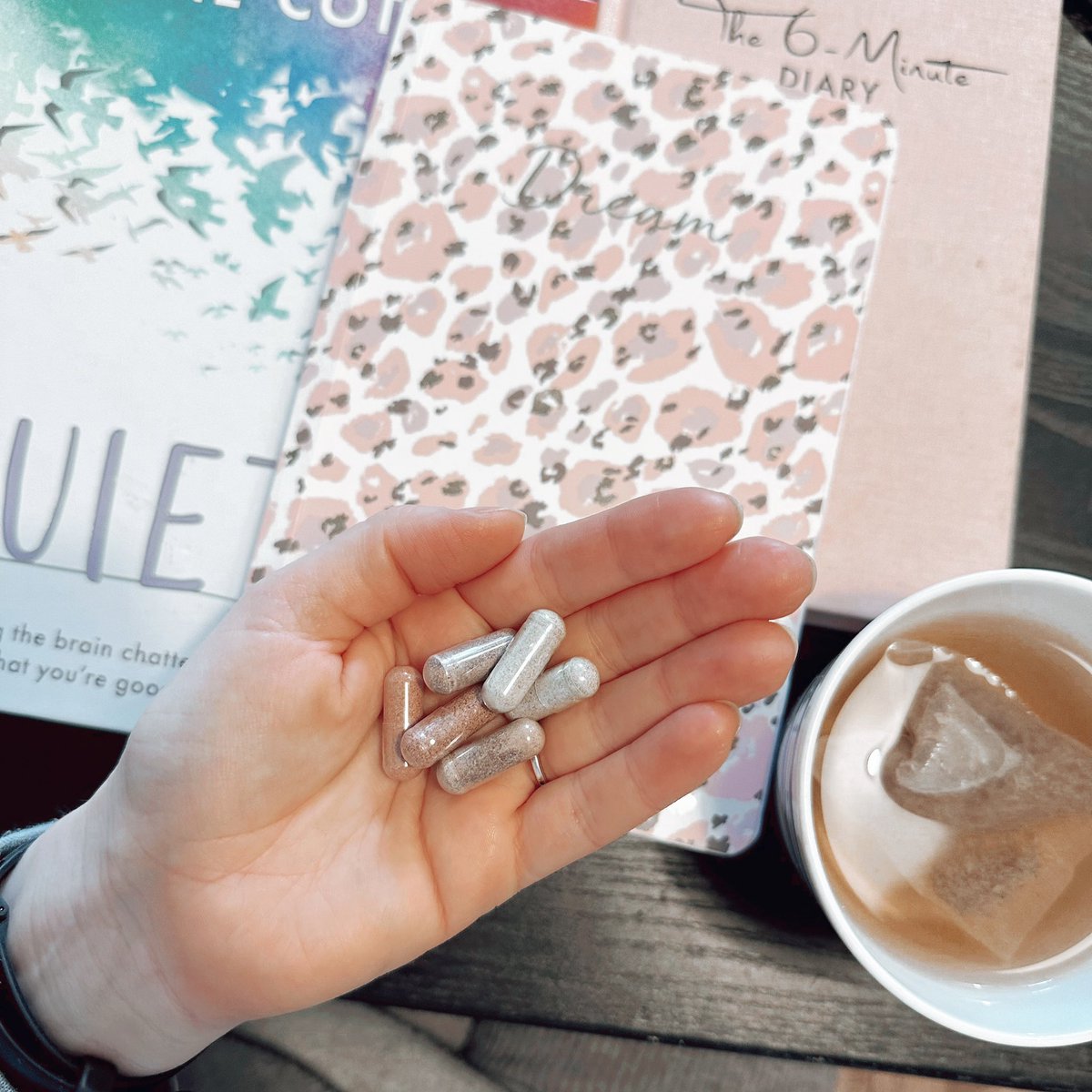 EllieMyhill's tweet photo. REVIVE INSIDE 🌿

My morning must haves will always be my capsules 🥰🙌💕

Our #PREMIUMCAPSULES contain vitamin A &amp; C and 30 of the most nutrient dense fruits, vegetables and berries. 

#DM for more info 📨

#REVIVEINSIDE https://t.co/9z1fDwDua0