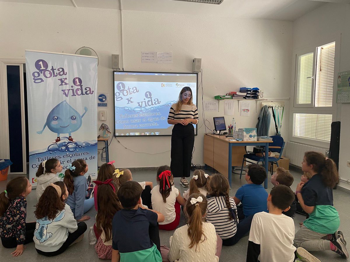 fmartinezclaus's tweet image. Hoy, 22 de marzo, la mascota #Goti de @facua  junto con @dipucordoba y @aguasdecordoba celebran el Dia del Mundial del Agua con el alumnado del CEIP Santo Tomas de Aquino de San Sebastián de los Ballesteros (Córdoba), quienes aprenderán  a usar el agua de forma correcta.