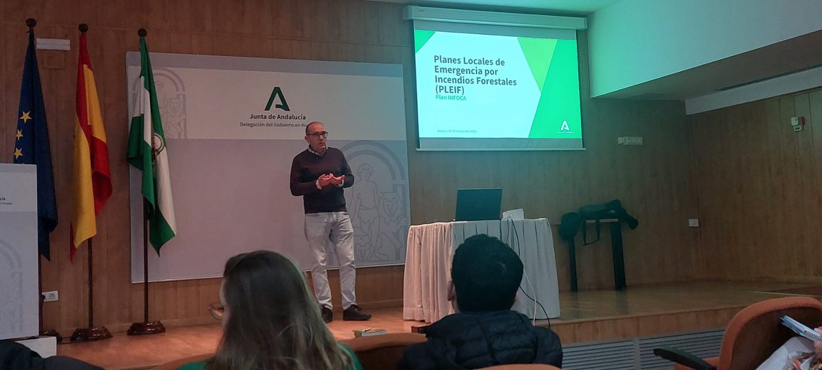 Plan_INFOCA's tweet photo. En el Salón de actos de la Delegación de Gobierno de @HuelvaJunta, celebramos hoy jornada con los Ayuntamientos de la provincia para la renovación de sus Planes Locales de Emergencias por Incendios Forestales (#PLEIF) municipales. En #Huelva hay 80 municipios en Zonas de Peligro. https://t.co/QwNIPSWiqw