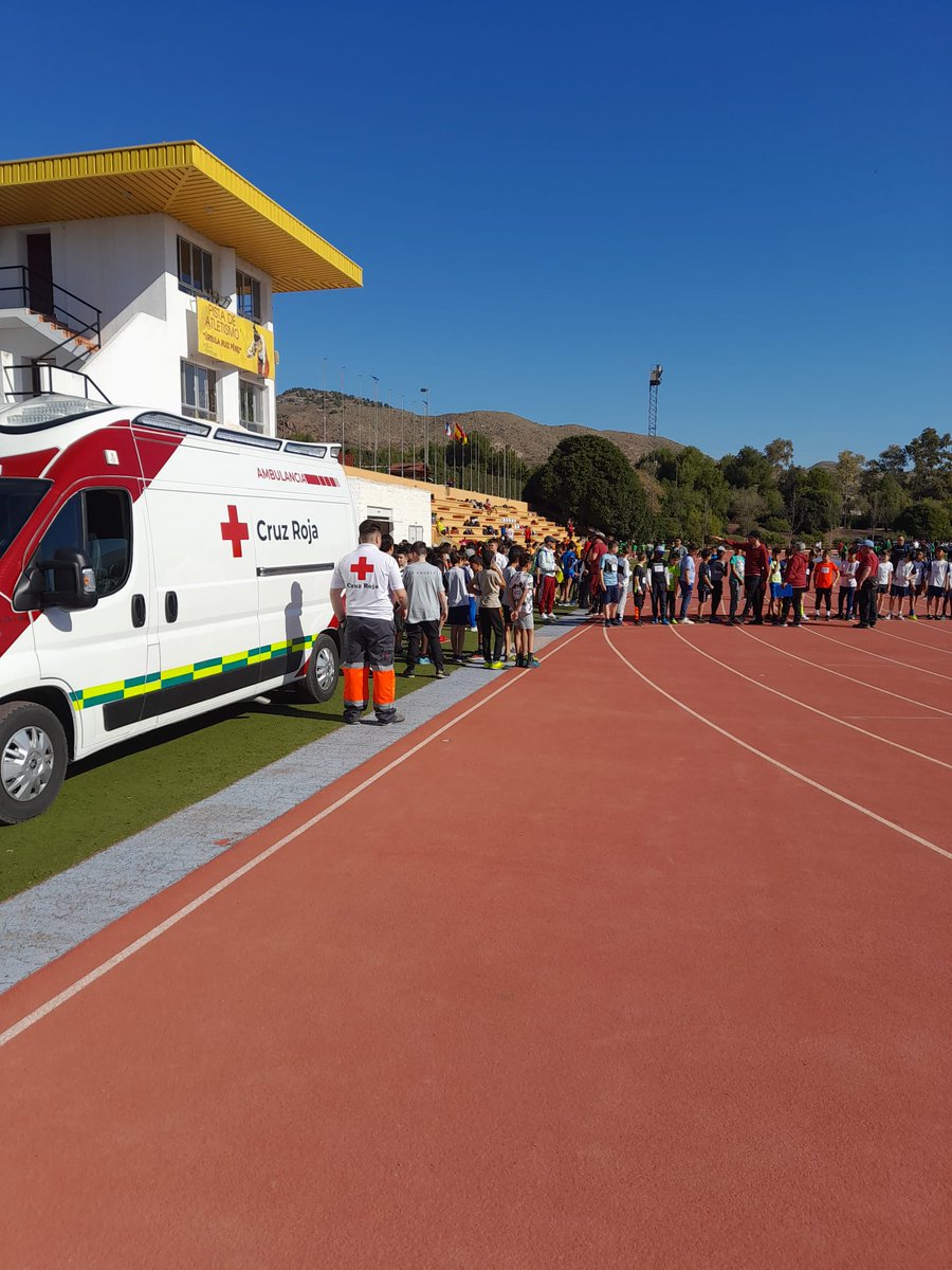 CruzRojaRMurcia's tweet photo. Hoy nos encontramos dotando de cobertura sanitaria a la fase local de atletismo escolar de #Lorca con #ambulancia SVB y personal voluntario de @CRE_Emergencias.
#deporteseguro #PreventivosCruzRoja https://t.co/CW61tBgtLk