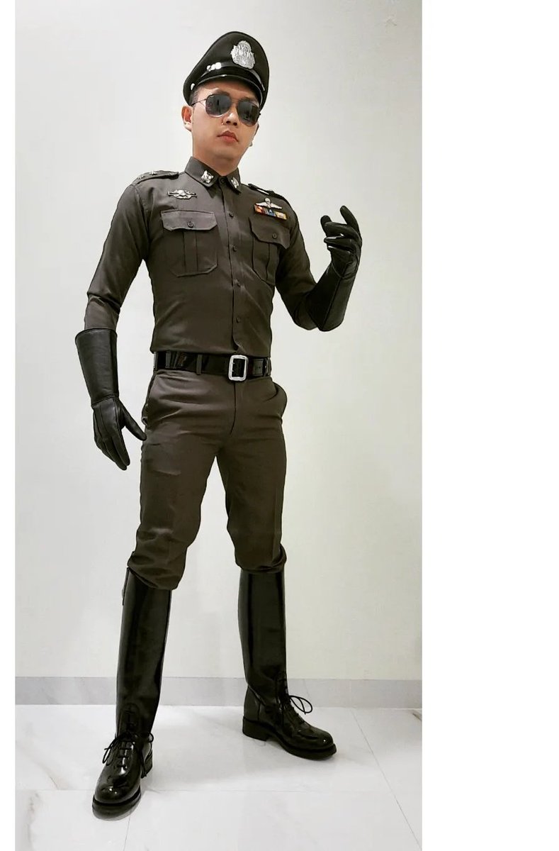 John_valcrist's tweet photo. #uniform #policeofficer #thai #thaipolice #uniformfetish #meninuniform #thaipoliceuniform #gloved #glovelove #leathergloves #gauntlet #gauntletgloves #boots #tallboots #shinyboots #bootsfetish #bootslover #jvalcrist https://t.co/kpWsJulSeQ