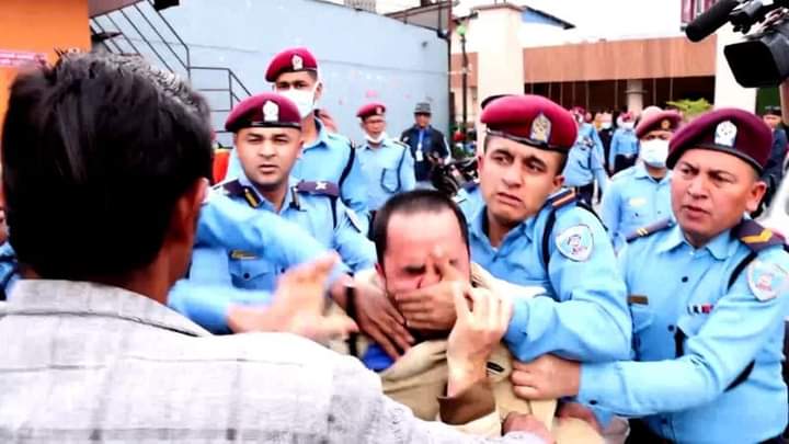 प्रहरीको यो बहादुरी देखेर प्रचण्ड खुसी भए होलान कि आक्रोशित ? कि तटस्थ ?