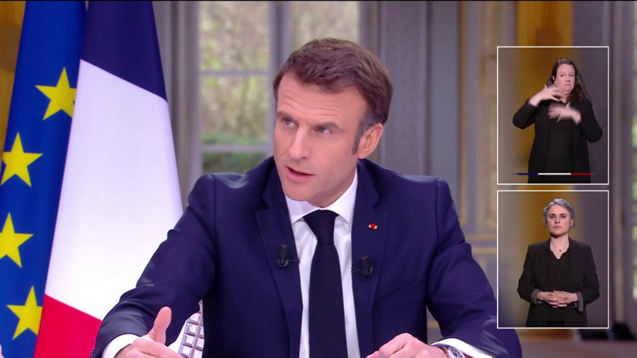 ManonAubryFr's tweet photo. « Je regrette qu’aucune force syndicale n’ait proposé un compromis ». 

Peut-être fallait-il accepter de les recevoir pour pouvoir entendre leurs propositions plutôt que de dérouler le tapis rouge à Jeff Bezos et lui offrir la légion d'honneur, non?

#Macron13h https://t.co/Ny3UYBk1dp