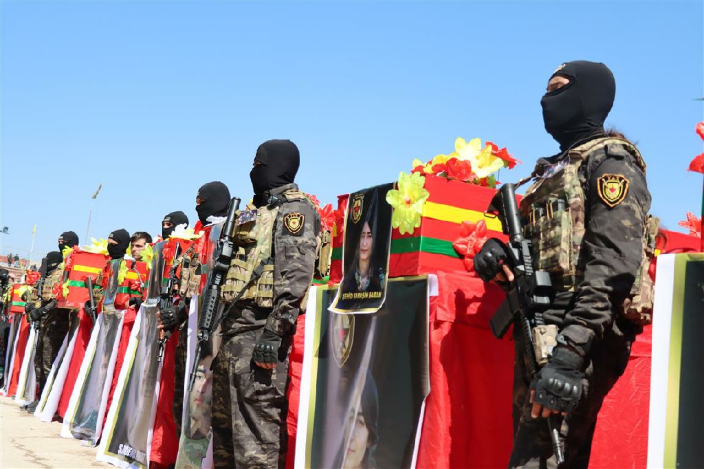 RojavaNetwork's tweet photo. #Hasake: Funeral ceremony of the 9 SDF fighters, who were martyred during the helicopter crash in Kurdistan Region (KRG). https://t.co/X5SsWmerIN