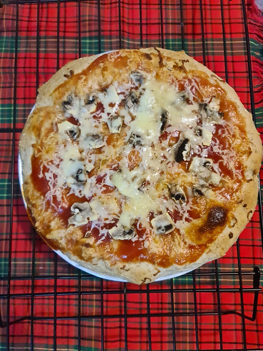 Camilan sblm tarawih ✌️✌️✌️
Home made pizza isian mozarella, mushroom. Sayang ngga punya basil. Pake oregano sdkt
#bakingbarengpizza
#nusantarabaking