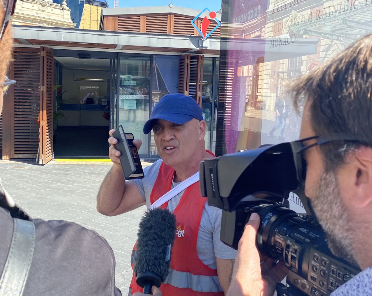 « Il est déconnecté Macron, réagit Éric Robin, secrétaire général Construction 06, en écoutant l’interview télévisée du chef de l’Etat. Hier il a parlé de la foule. Ça me fait penser à la chanson d’Edith Piaf, Emporté par la foule. Macron il va être emporté par la foule »