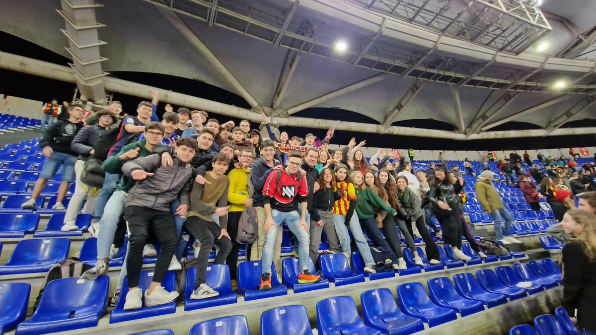 el3devuit's tweet photo. ⚽ESPORTS I Un grup d'alumnes de segon de batxillerat de l'institut Eugeni d'Ors de Vilafranca van seguir en directe el duel Roma-FC Barcelona de la Champions League femenina a l'estadi Olímpic de Roma (0-1). Van aprofitar el seu viatge de fi de curs per veure el partit https://t.co/98wx8bfFhu