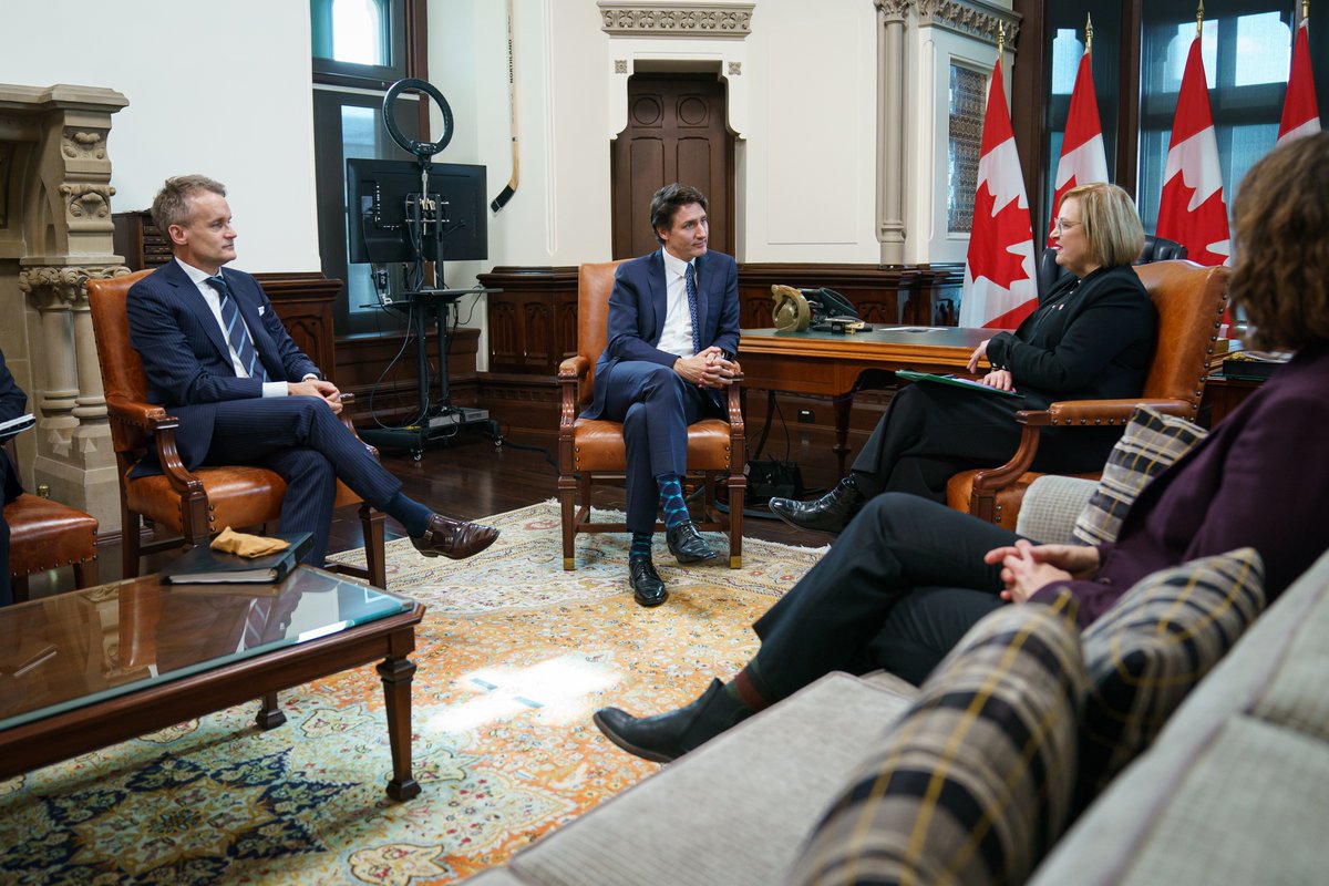 CanadianPM's tweet photo. Yesterday in Ottawa, Prime Minister Justin Trudeau met with the National President of Unifor, Lana Payne. They discussed paid sick leave, child care, and working together to support Canadian workers, among other shared priorities. https://t.co/pnsHkvr9MQ