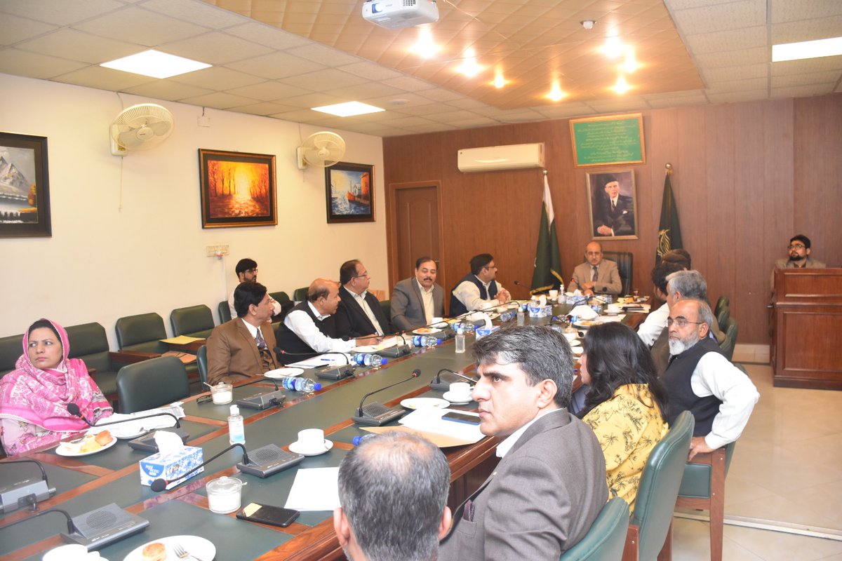punjab_tevta's tweet photo. Mr. Akhtar Abbas Bharwana, Sr. DG TEVTA, chaired a progress review meeting with Regional Dir. of TEVTA in connection to recent visits of PARCO CSR Team to various GCTs. 
RDs were directed to strategize DAE admissions campaign in effective manner for upcoming session 2023-24 https://t.co/hJJED1szVr
