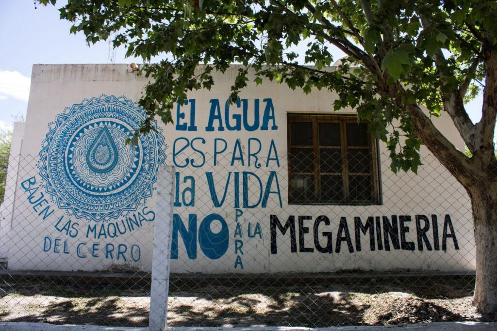 Tierra_Viva_'s tweet photo. #DiaMundialDelAgua ✊🏼💧
"Las paredes son la imprenta de los pueblos", reza el dicho popular. El muralismo en Andalgalá (Catamarca) lo confirma. Los murales colectivos denuncian que el agua que se llevan las mineras son para la vida.
📷@Susi07404667
➡️https://t.co/RT3Zhe2fG6 https://t.co/QgFMg8z6jR