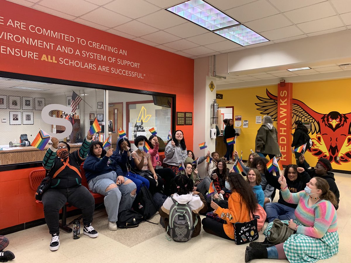 MsHannahLipman's tweet photo. @Seneca_High GSA and allies protest SB150 and ALL anti-queer/trans bills. 🏳️‍🌈🏳️‍⚧️ #LGBTQStudentsMatter @JCPSKY @JCPSDEP1 @DianeEHerrick @EWirtzberger @oliviakrauth @JCPSSuper @RAKlein6 @KristaJ1993 @Nichole_Owens_ https://t.co/axhrAXkUpx