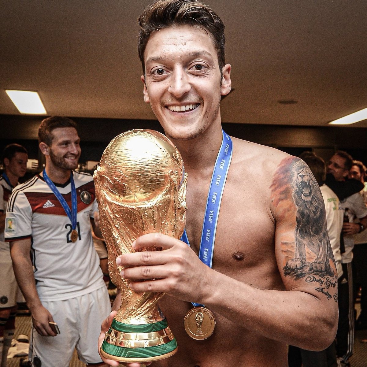 Thebattonmedia's tweet photo. BREAKING: Mesut Ozil has officially retired from professional football at the age of 34.
#Ozil #MesutOzil https://t.co/zlz0pGr9vh