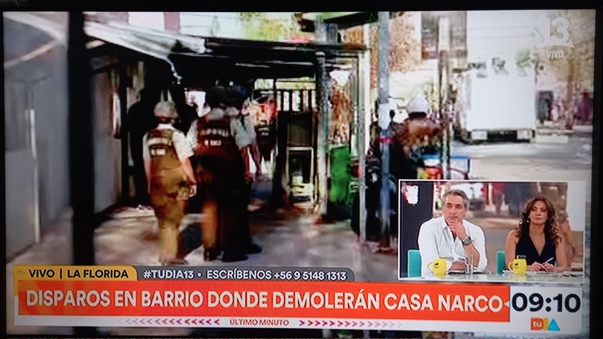 lajoce22's tweet photo. En vivo enfrentamientos, disparos #LaFlorida Demolición casa narco.
Carter, el único político q ha tenido el coraje y determinación, para enfrentar como puede el narcoterrorismo, exponiendo su vida y la de su familia. Mientras #ElTC avala indultos mal otorgados x #Boric
#TuDia13 https://t.co/vrHNU1VBQ6