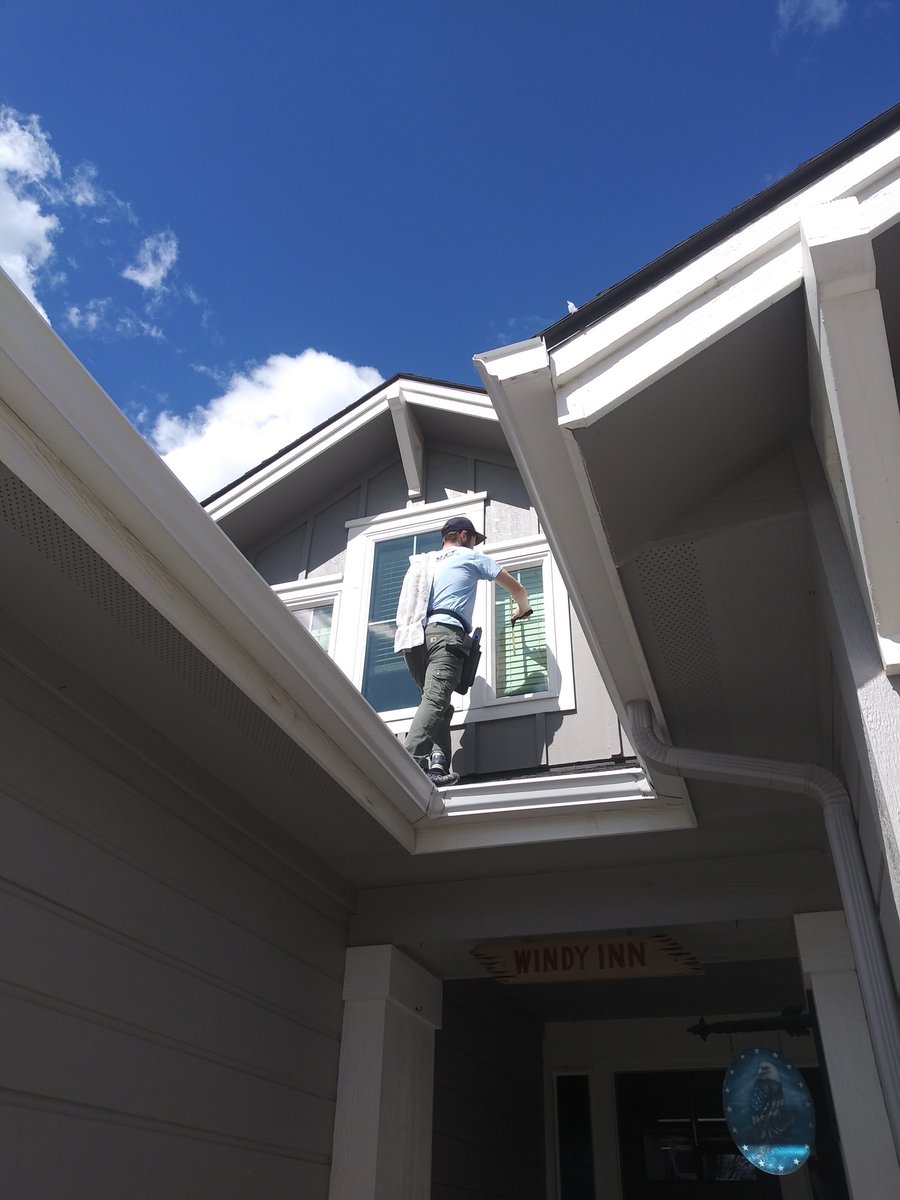 elliottwindow's tweet photo. Hire a professional #WindowCleaning service such as Elliott Window Cleaning. We not only use the right equipment but know how to exact the best results no matter the source of the haze. #HazyWindows #CleanWindows #HomeRenovation #HomeImprovement https://t.co/QIuqdEbNPI https://t.co/1uCixPjRtV