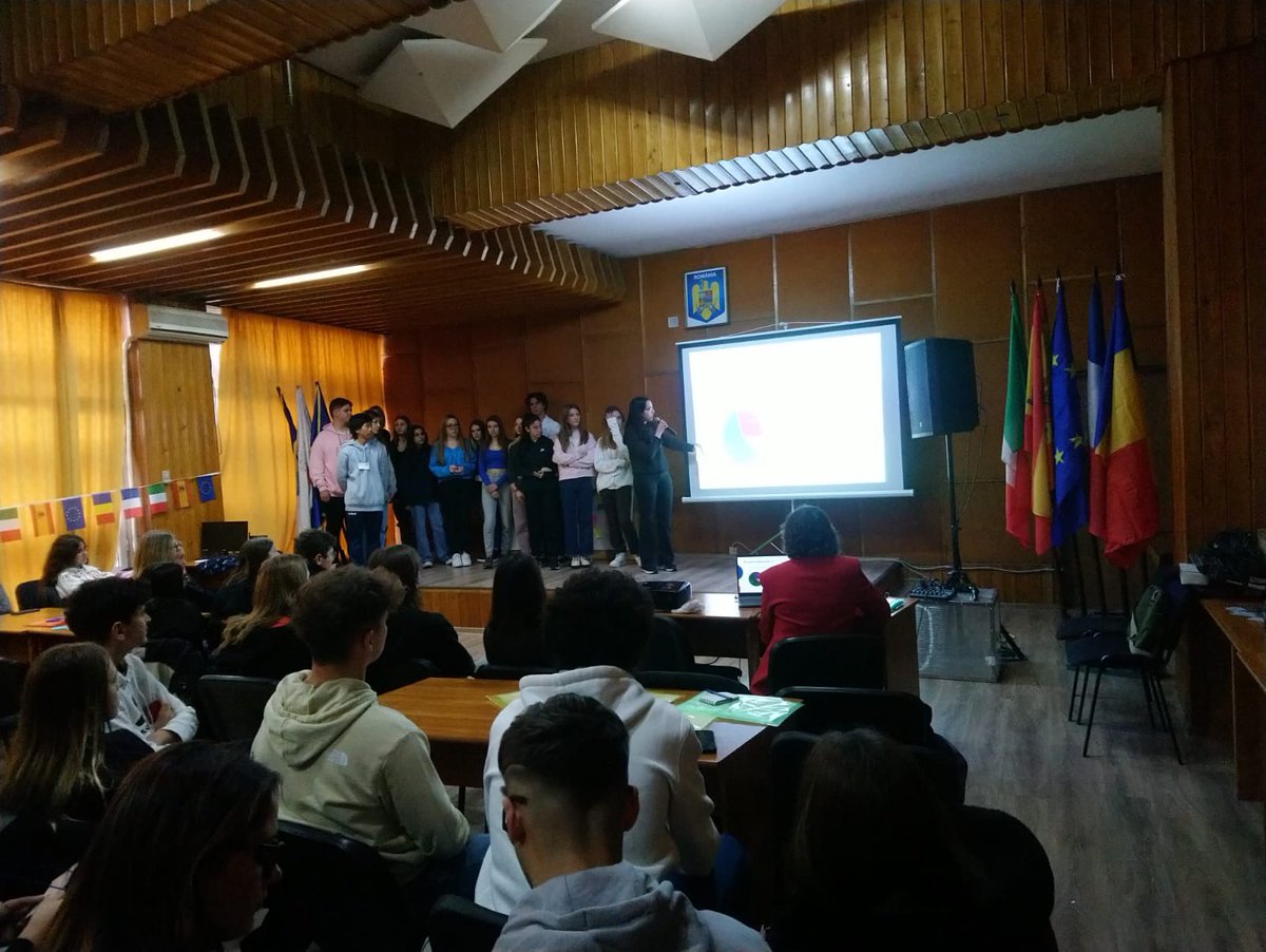 Hoy los alumnos han presentado los vídeos y presentaciones que habían preparado sobre el bullying y la resolución de conflictos. Y nos ha recibido el alcalde!! Por la tarde, hemos ido a una exhibición de karate🥋🌍 #erasmusplus #alldifferentallequal