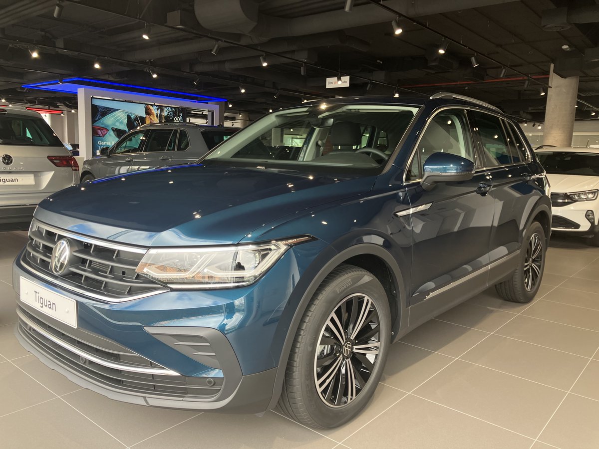 VWMadrid's tweet photo. ¿Listo para llevar tu conducción al siguiente nivel?😏
 Con el Volkswagen Tiguan, la emoción y la potencia se combinan a la perfección para ofrecerte la mejor experiencia en la carretera.🙌🏻 ¿Te atreves a probarlo? 🚘💨 
#VW #Volkswagen #Tiguan #VolkswagenMadrid #CastellanaWagen https://t.co/YxF4L8jIY9