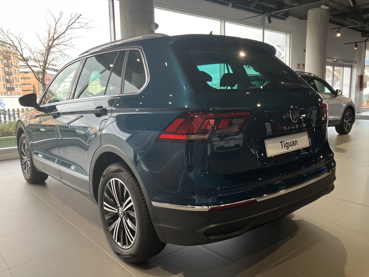 VWMadrid's tweet photo. ¿Listo para llevar tu conducción al siguiente nivel?😏
 Con el Volkswagen Tiguan, la emoción y la potencia se combinan a la perfección para ofrecerte la mejor experiencia en la carretera.🙌🏻 ¿Te atreves a probarlo? 🚘💨 
#VW #Volkswagen #Tiguan #VolkswagenMadrid #CastellanaWagen https://t.co/YxF4L8jIY9