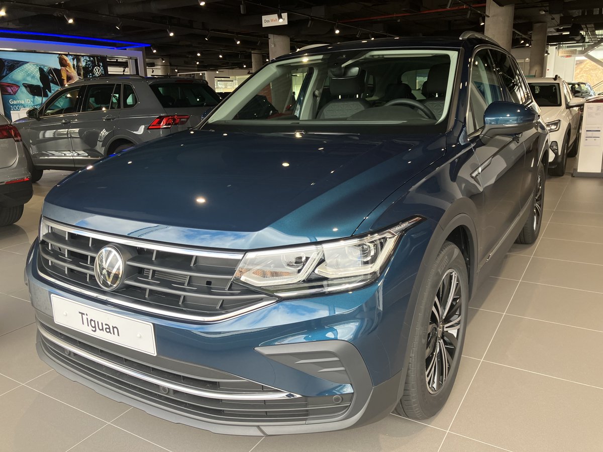 ¿Listo para llevar tu conducción al siguiente nivel?😏
 Con el Volkswagen Tiguan, la emoción y la potencia se combinan a la perfección para ofrecerte la mejor experiencia en la carretera.🙌🏻 ¿Te atreves a probarlo? 🚘💨 
#VW #Volkswagen #Tiguan #VolkswagenMadrid #CastellanaWagen