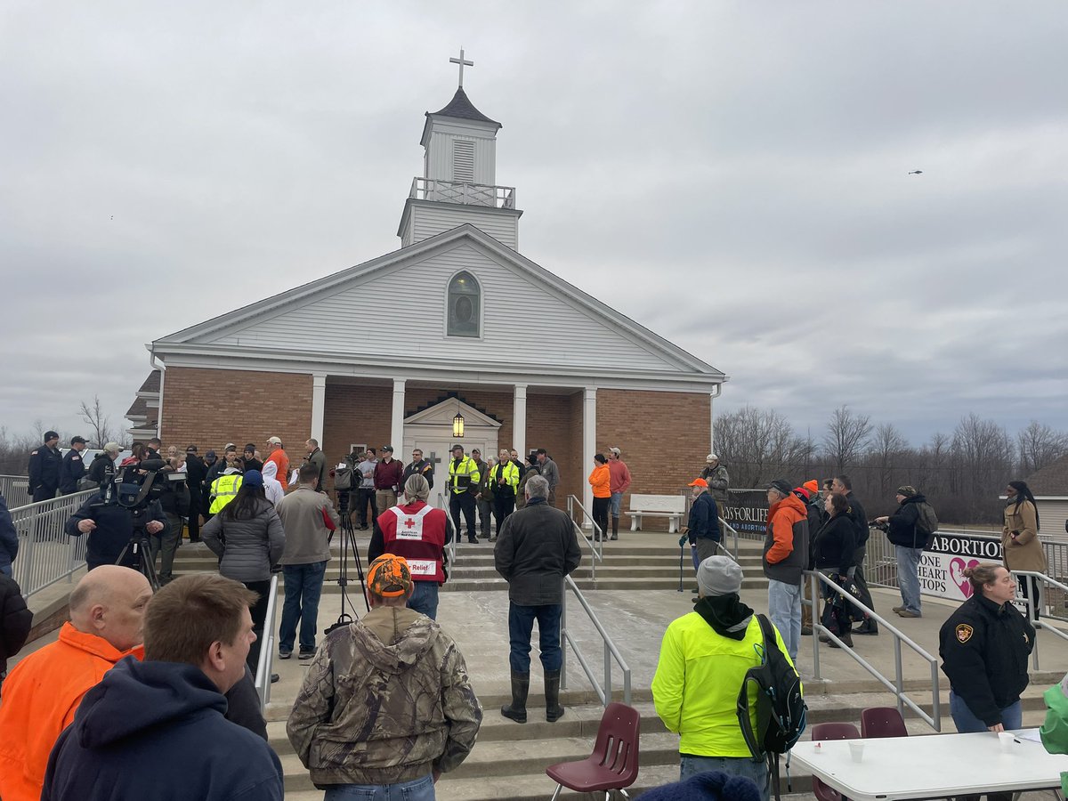 MikeHoldenNews's tweet photo. RIGHT NOW: crowds of volunteers continue to gather at St. Patrick’s Church. Search for missing #SusanTaylor to begin soon.
More than 430 people signed up in person. @WEWS https://t.co/GahL499aQJ