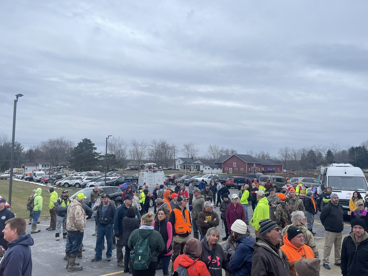 MikeHoldenNews's tweet photo. RIGHT NOW: crowds of volunteers continue to gather at St. Patrick’s Church. Search for missing #SusanTaylor to begin soon.
More than 430 people signed up in person. @WEWS https://t.co/GahL499aQJ