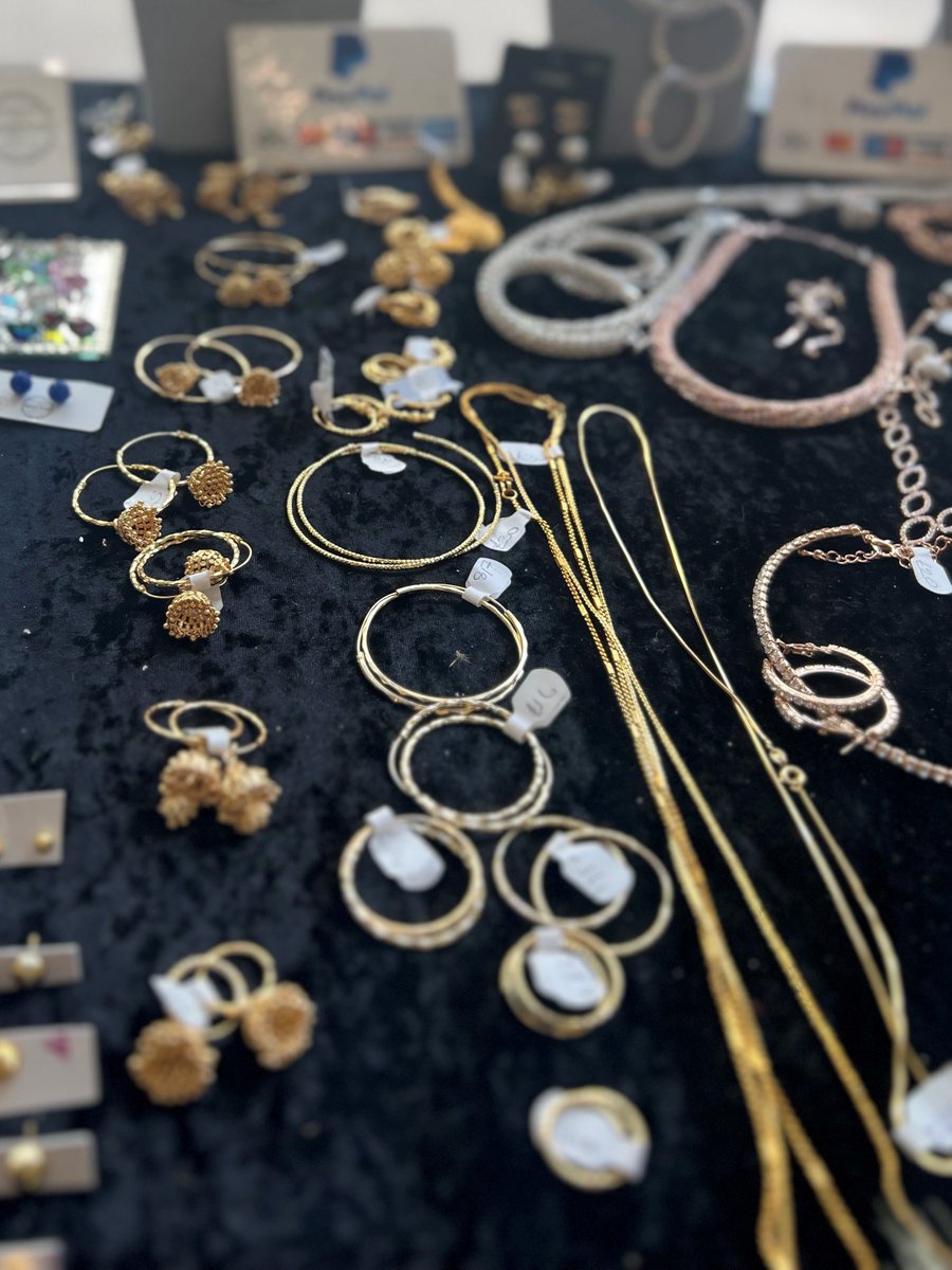 20GreshamSt's tweet photo. @20GreshamSt we welcomed Minakshi Jewellery who provided us with beautiful, elegant, timeless classics to modern contemporary pieces. 
💍📿
https://t.co/xEixqNUDzb https://t.co/LoD6K94zJK
