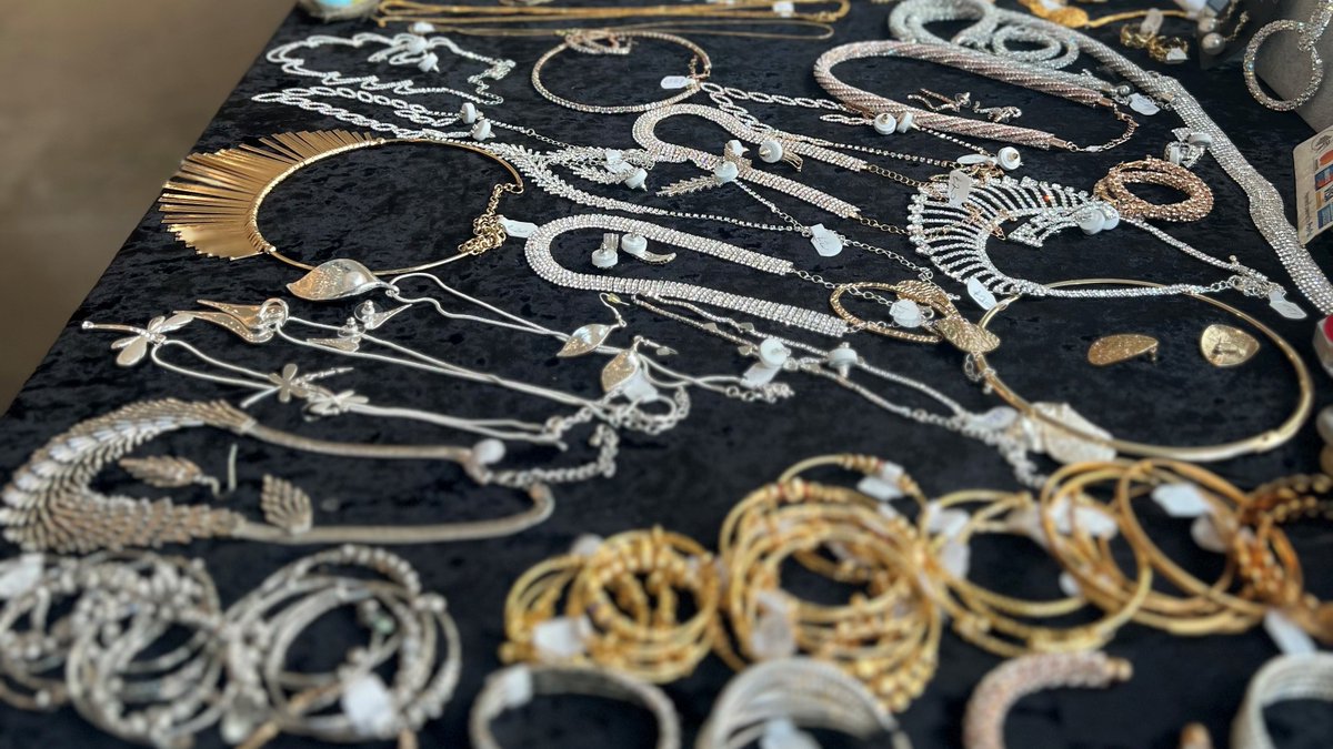 20GreshamSt's tweet photo. @20GreshamSt we welcomed Minakshi Jewellery who provided us with beautiful, elegant, timeless classics to modern contemporary pieces. 
💍📿
https://t.co/xEixqNUDzb https://t.co/LoD6K94zJK