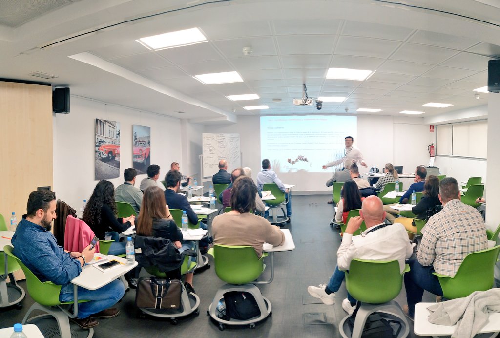 CarolinaCanoE2K's tweet image. 🗣️🗣️. ON AIR - 22 de marzo
@e2kglobal sigue en Madrid, esta vez con el  2°grupo de &quot;Especialización en Riesgos Empresariales&quot;. 
Parte de nuestros corredores del Club de Empresas, aprendiendo de la mano de Alejandro Daniel🧑‍🎓
-Compartir es crecer-
#E2K #AGERS
#CorazónDeCorredor ♥️