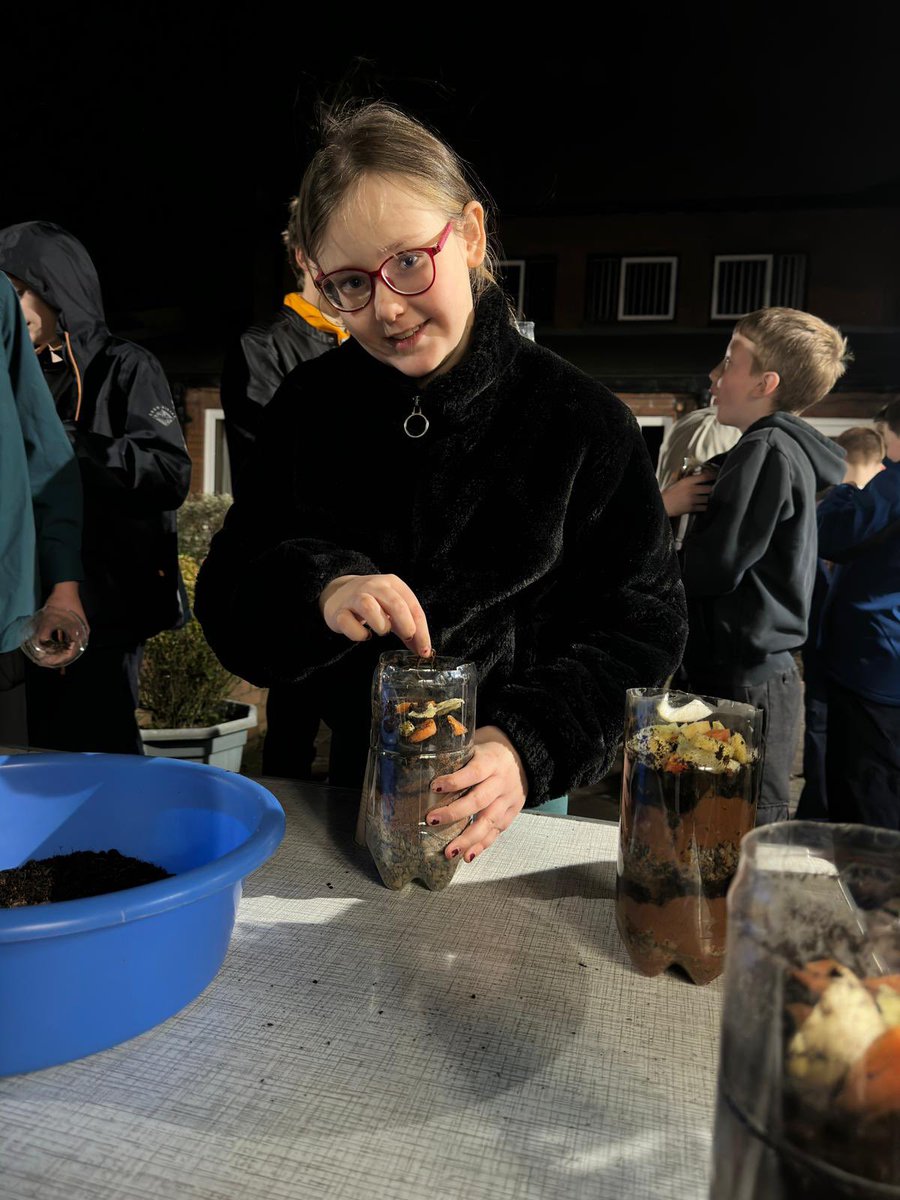 3rdwashscouts's tweet image. Last night we launched our ‘Spring Into Action’ programme at Scouts and made wormeries! 🪱 #skillsforlife #programmelaunch #wormery