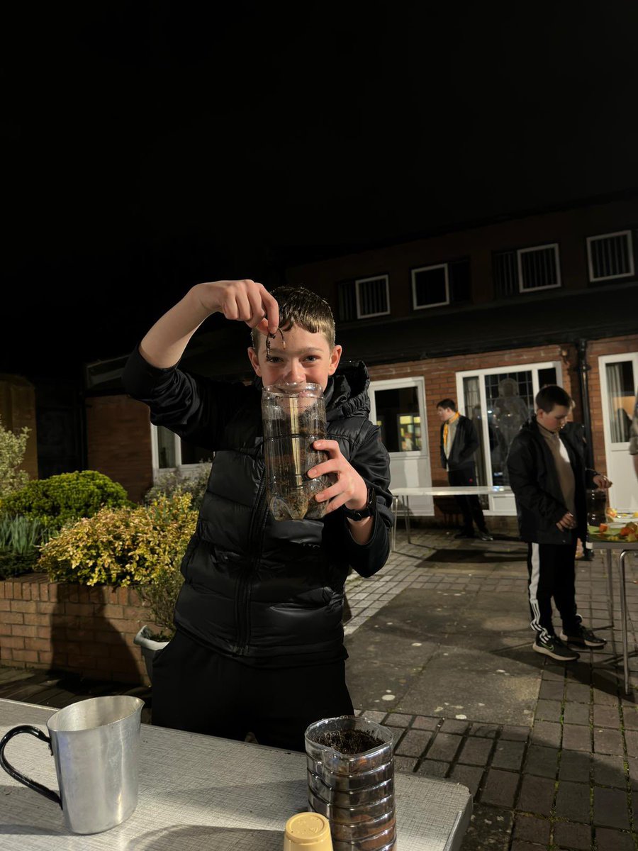 3rdwashscouts's tweet image. Last night we launched our ‘Spring Into Action’ programme at Scouts and made wormeries! 🪱 #skillsforlife #programmelaunch #wormery