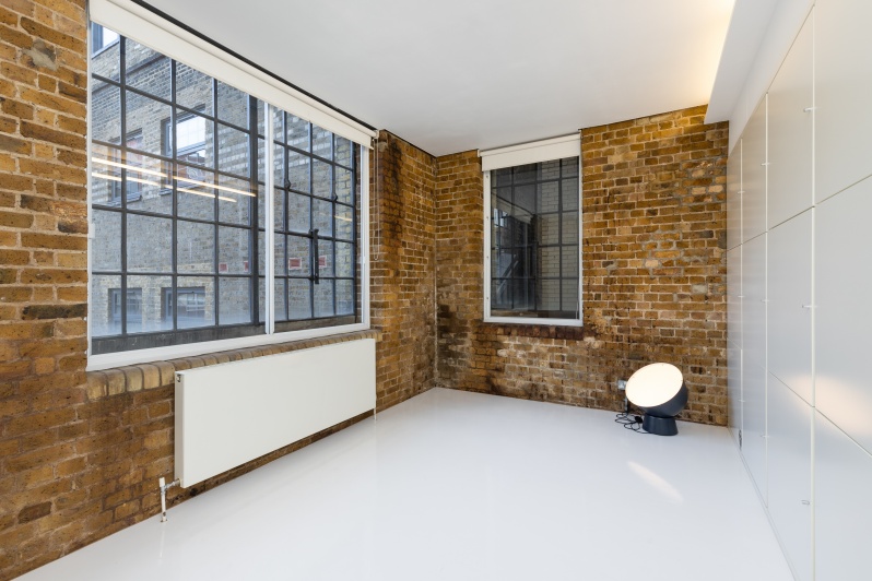 We're obsessed with this warehouse's contemporary features!  Arranged over the ground and first floors of a development on Long Lane, the oversized windows, tall ceilings &amp; painted floor enhance the feeling of space &amp; light. So...when can we move in? ow.ly/HuUZ50NoTSl