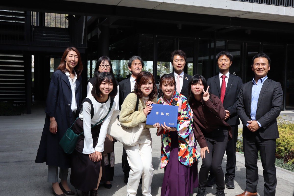 yui___018's tweet photo. 卒業しました🌸
4年間ほんとに楽しかったです😌
松山大学を選んでよかった！！
恩返しできるようにこれからも頑張ります🏃‍♀️！ https://t.co/ZBz5xoX1tm