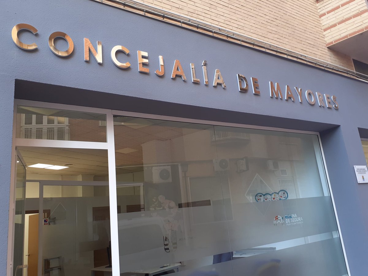 SercomosaN's tweet photo. Nuestra Área de Facility Services trabajando en la limpieza de la sede de la Concejalía de Mayores para que esta tarde brille como se merece en su inauguración. ✨
#LimpiezadeEdificios #ConcejalíadeMayores
#AsociacióndeMayores #AmamosNuestrosMayores https://t.co/ULpDkNYR5S