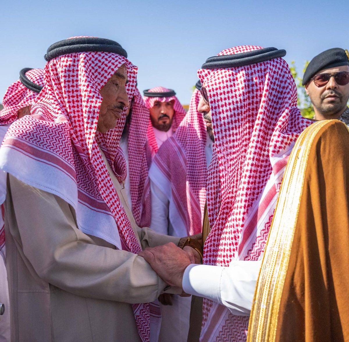 EmarahAlQassim's tweet photo. وصفه سموه بأنه من خيرة الزملاء لما عُرف عنه -رحمه الله- من حسن التعامل، ودماثة الخلق، ووفائه لدينه ومليكه ووطنه..

سمو #امير_القصيم يُعزي الشيخ محمد بن جبرين في وفاة أبنه عبدالمحسن بن جبرين رئيس مركز العمار غفر الله له ورحمه واسكنه فسيح جناته. https://t.co/OnopY5kyV4