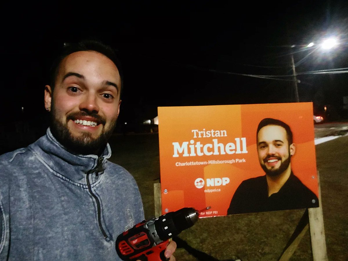 Teluisi_Tristan's tweet photo. Meeting neighbours by day, decorating the streets orange by night! Thank you to all the folks involved with getting these signs up & those requesting a #NDP lawn sign. I feel fortunate to have such wonderful friends helping me to fight for #aBetterDeal 🧡 #peielection #peipoli https://t.co/xGufsSbUth