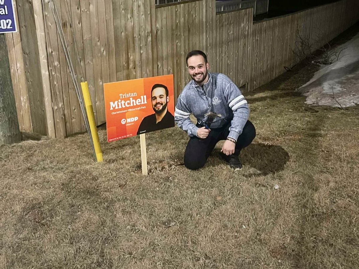 Teluisi_Tristan's tweet photo. Meeting neighbours by day, decorating the streets orange by night! Thank you to all the folks involved with getting these signs up & those requesting a #NDP lawn sign. I feel fortunate to have such wonderful friends helping me to fight for #aBetterDeal 🧡 #peielection #peipoli https://t.co/xGufsSbUth
