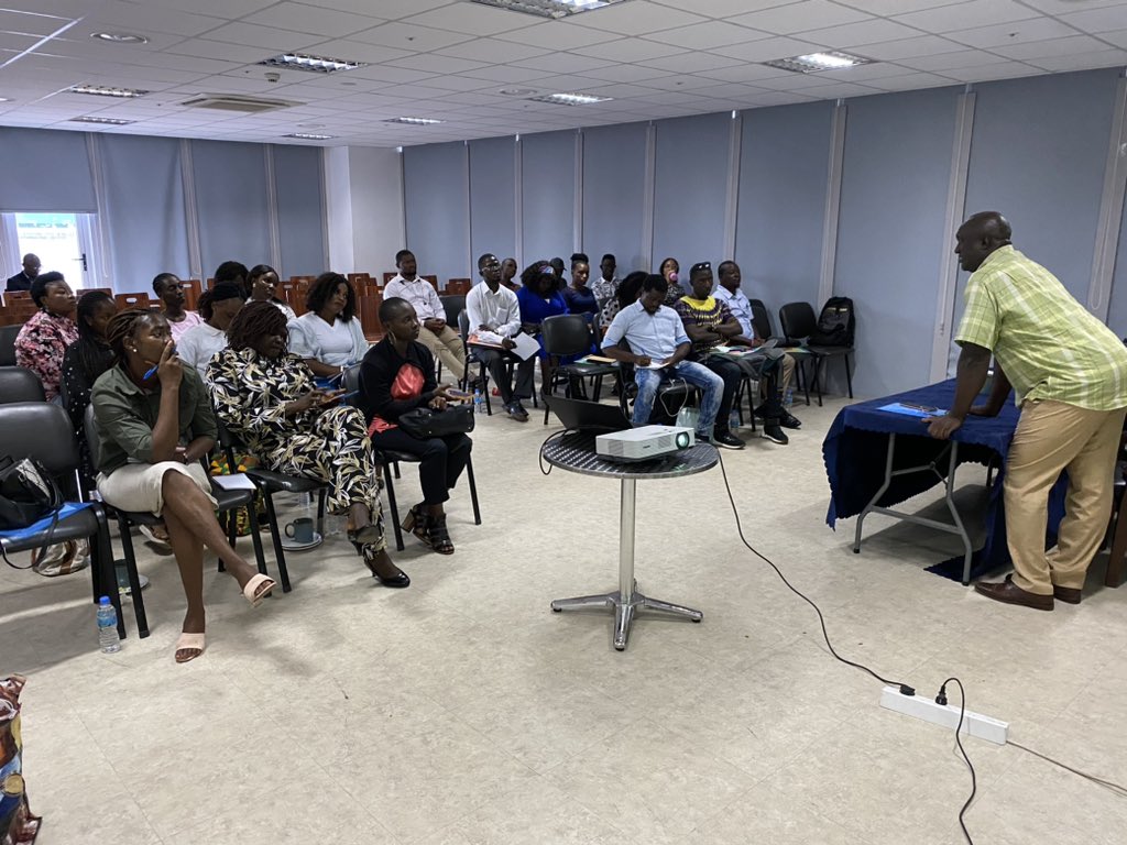 Mrcgsl's tweet photo. #Journalists divided into groups (for effective participation and concentration) to have the training sessions on topics including reporting on elections; overview of electoral processes; conflict sensitive reporting &amp; the safety &amp; security of journalists. @NEDemocracy @TheMFWA https://t.co/0sZkpzixT3