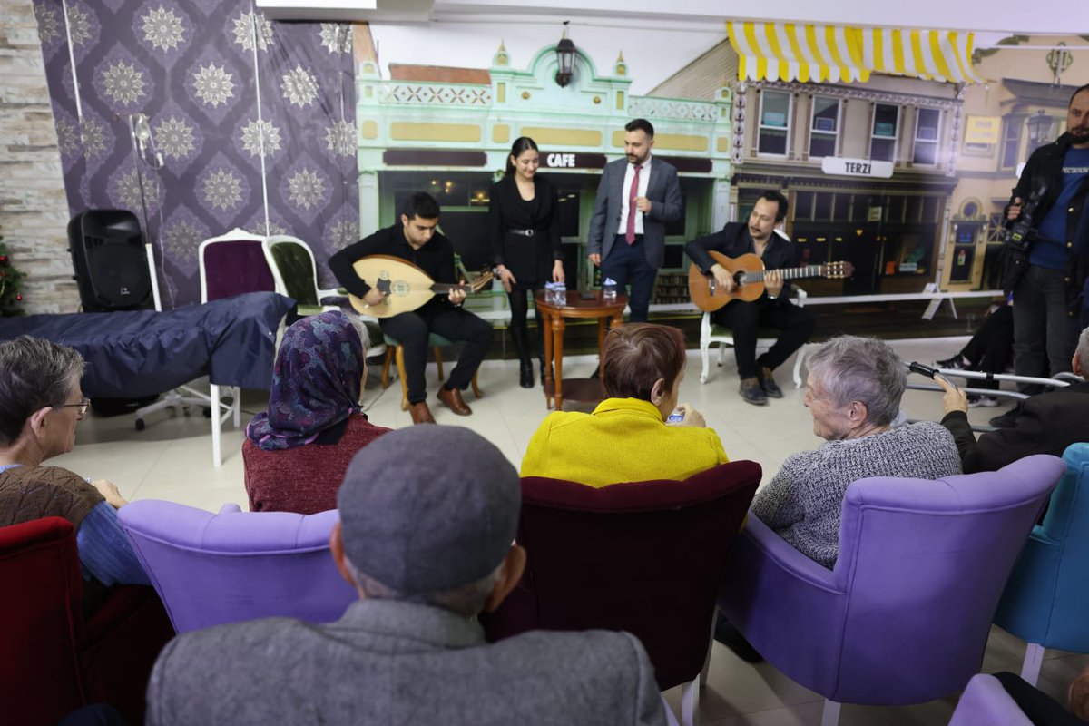 cankayabelediye's tweet photo. 18 - 24 Mart Yaşlılar Haftası etkinlikleri kapsamında;

📌Çayyolu Emin Eller Huzurevini ziyaret ederek kıymetli büyüklerimiz için etkinlikler düzenledik.
📌Cebeci Baharevindeki büyüklerimize Sağlıklı Yaş Alma platformu Senyorapp iş birliğinde "Yazmanın Gücü" semineri düzenledik. https://t.co/KZQAdWm92H