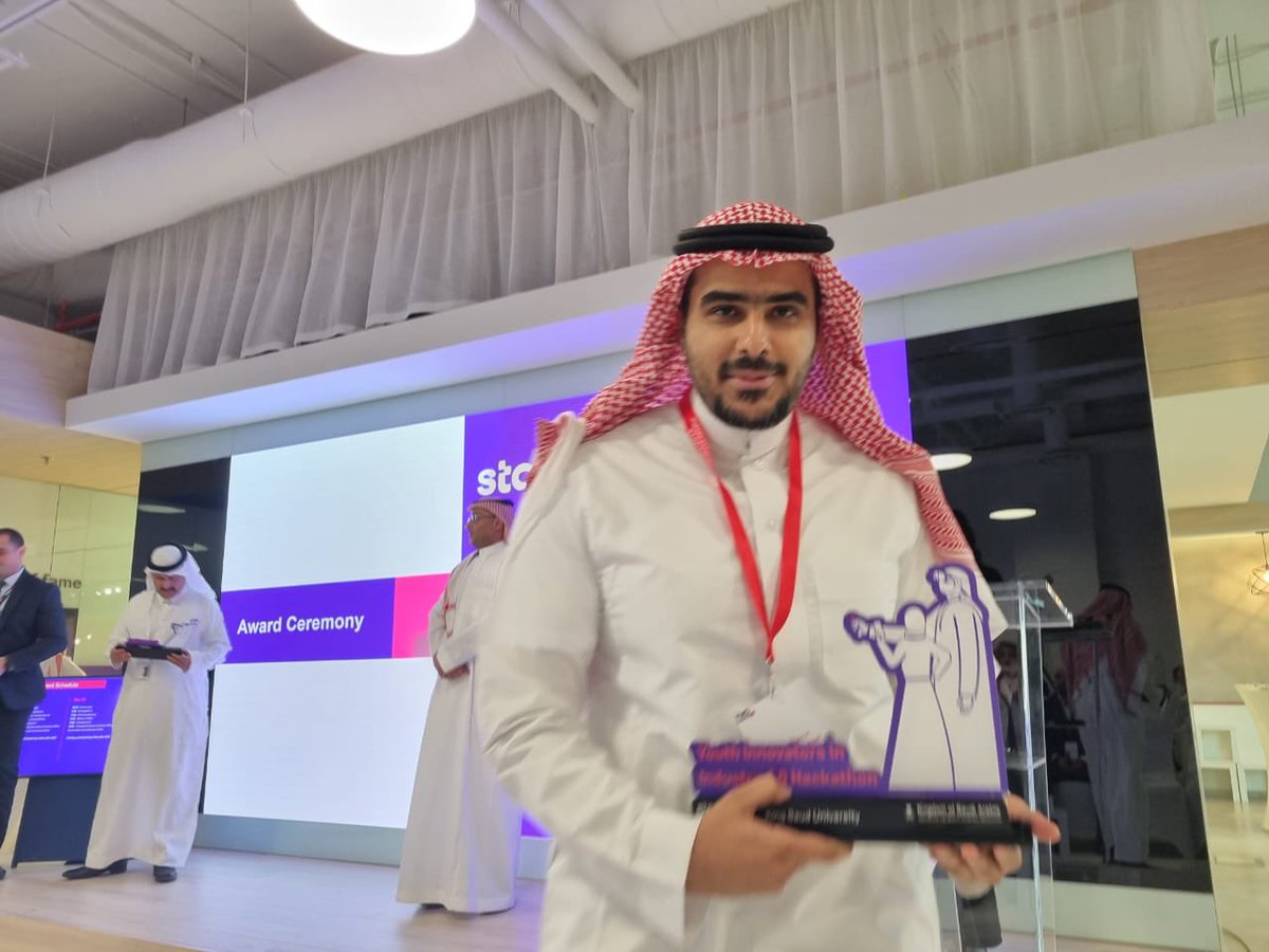 تكريم سعادة الدكتور عمر الدايل عضو مجلس إدارة #الجمعية_السعودية_لهندسة_الاتصالات لمشاركته الفعالة في لجنة تحكيم مسابقة المبتكرون الشباب في هاكاثون الثورة الصناعية الرابعة. 
@_ksu