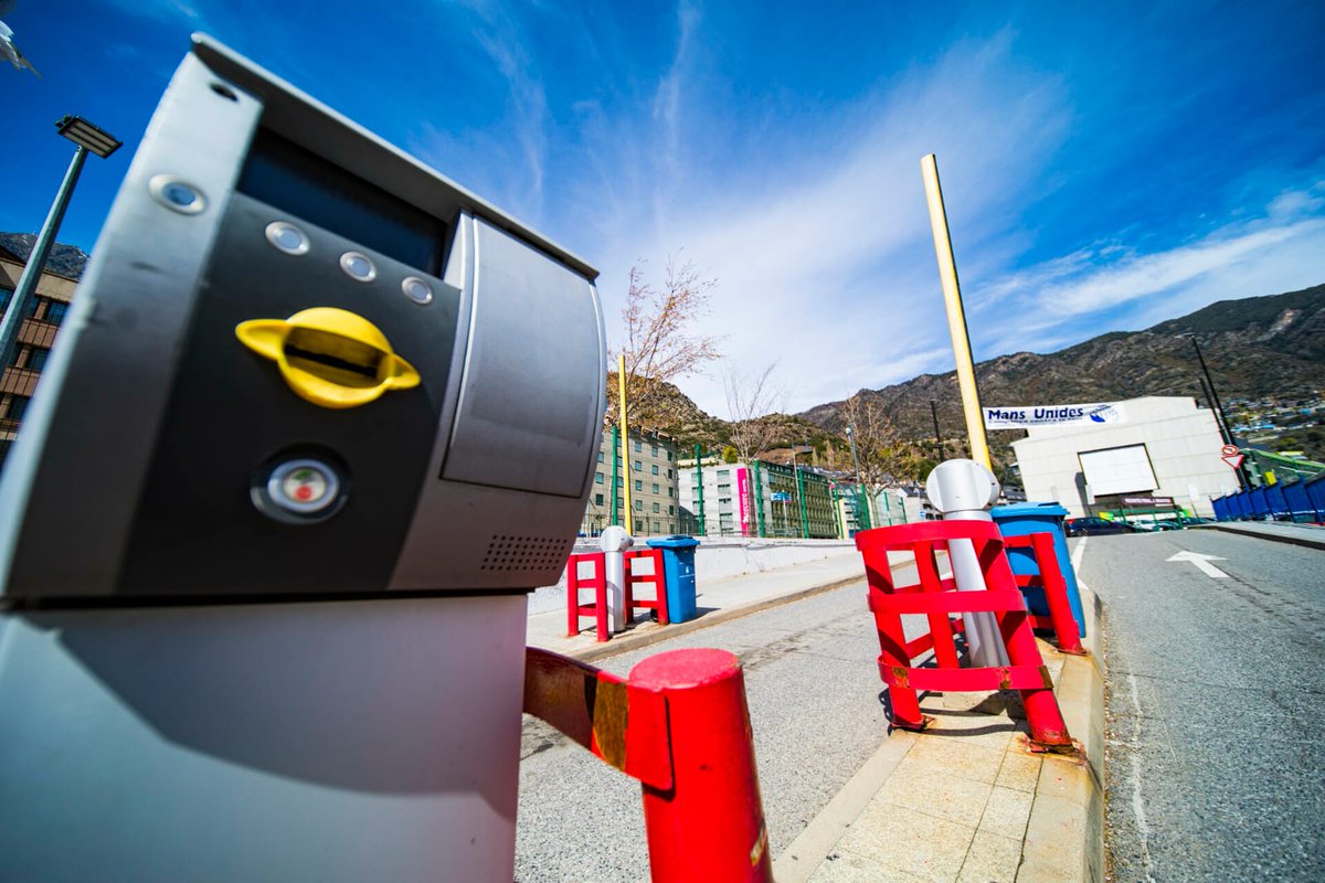 AndorraCapital's tweet photo. 📣⚠️ Una avaria està provocant problemes tècnics als serveis comunals de tràmits i aparcaments. 🚧🅿️ Mentre duri la incidència quedaran obertes les barreres dels aparcaments. Disculpeu les molèsties, seguirem informant. https://t.co/cOxtMMgpKn