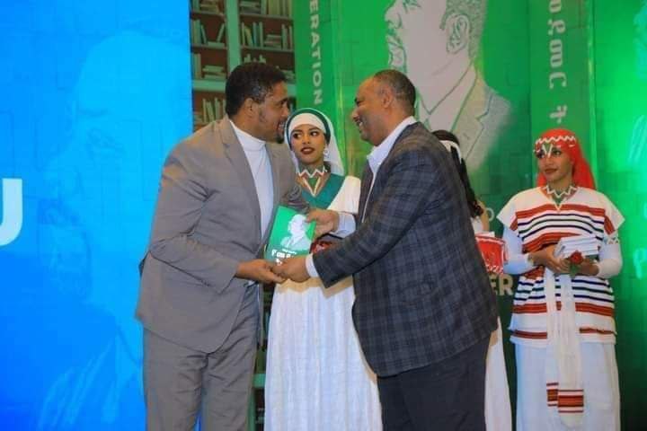 ይሄ ሰውዬ በ10 ሚሊዮን ብር ይሄን መፅሃፍ ገዝቷል::ዓለም ሁሉ የእሱ ሻይ ቤት እና ዘይት ቤት ደህንት ከሚመስለው ሰው የሚጠበቅ ነው !!!!