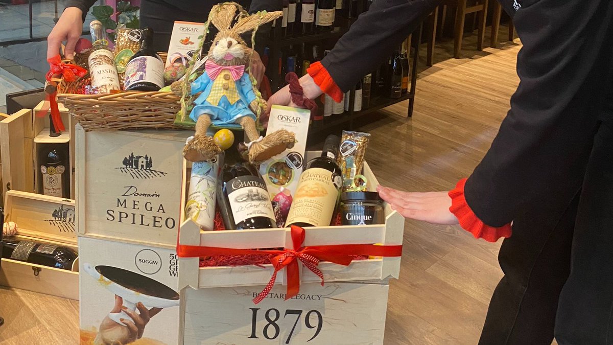 Have you already started thinking about your Easter gifts?
Cinque is always by your side with new ideas to meet your needs!
The Cinque wine baskets paired with unique delicacies, such as homemade chutneys, greek virgin oil, pasteli, etc., are the ideal gift for Easter!