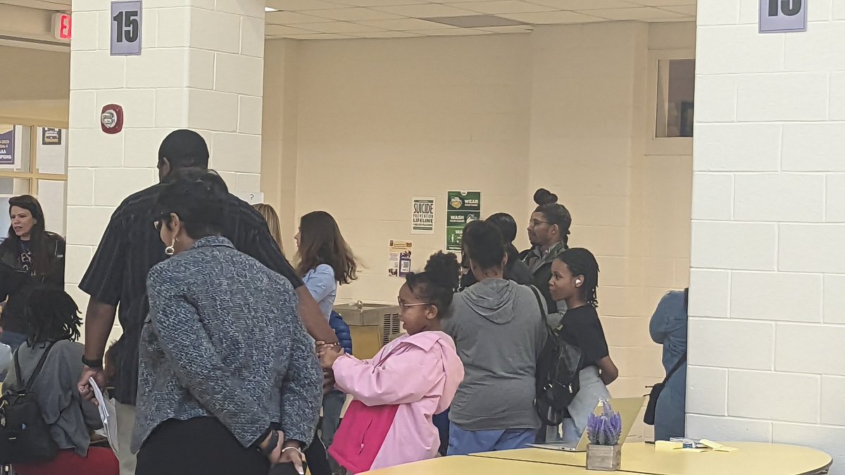 HES_HCS's tweet photo. Hampton Cluster Conversation was a sight to see. We are thankful for our community! @RCE_HCS @MCE_HCS @HHS_HCS @HMS_HCS https://t.co/5PpmCchm5b